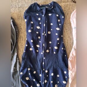 Happiest Baby Sleepea Zip Swaddle – Size medium – Navy Planets